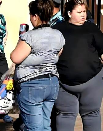 在美国，你要是看到一些体态肥胖，屁股大并且满身是肉的人，放心那大概率是穷人；而看