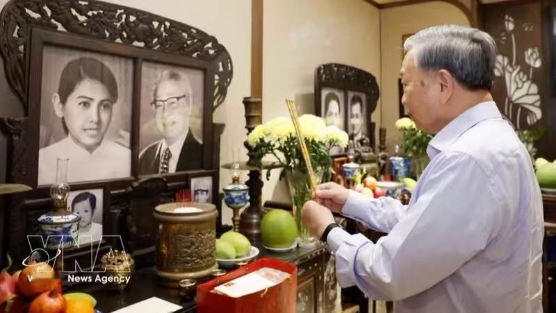 很有意思！苏林一路南下，上香缅怀越南历代领导人在越南南方解放51周年之际，苏