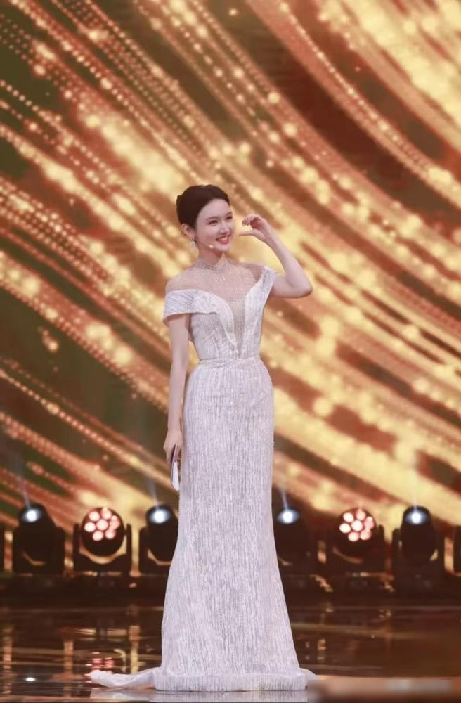 就在全国观众挥手说再见的刹那，龙洋整个人像断了线的木偶，直接瘫软在尼格买提怀里，