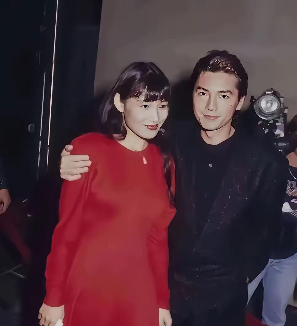 1988年，在奥斯卡典礼上，陈冲和尊龙同框合影。年轻的陈冲穿着大红连衣裙，甜美长