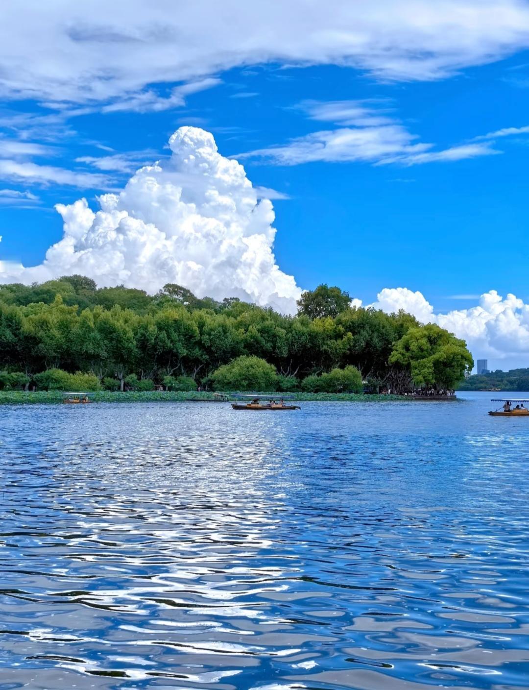 人到中年我越发的发现无人帮衬看似很苦，实则是一种福气因为不用还人情我结婚