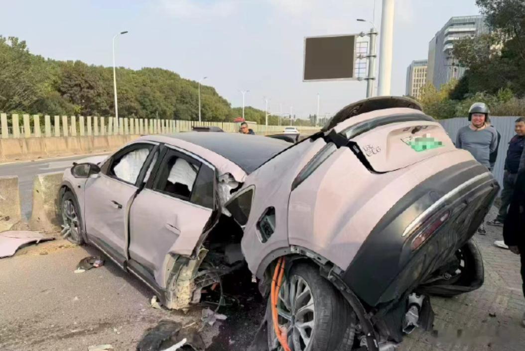 一般来说，车撞成这样，无一例外都是超速。看看图2的水泥隔离墩，力度小不了。八