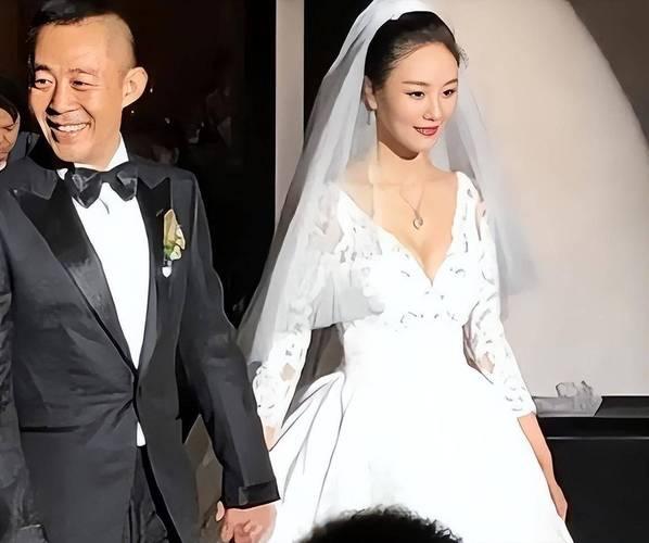 澳门电影节红毯上，58岁的侯勇携三婚妻子王瑞与1岁多儿子亮相，成为焦点。侯勇一身