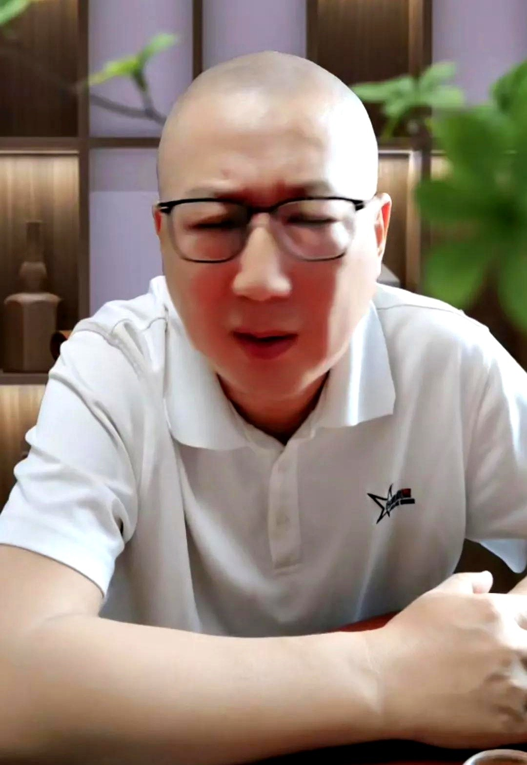 老汪和侯耀华又撕起来了，这次连长辈劝架都不管用，直播里老汪说家里长辈打电话劝