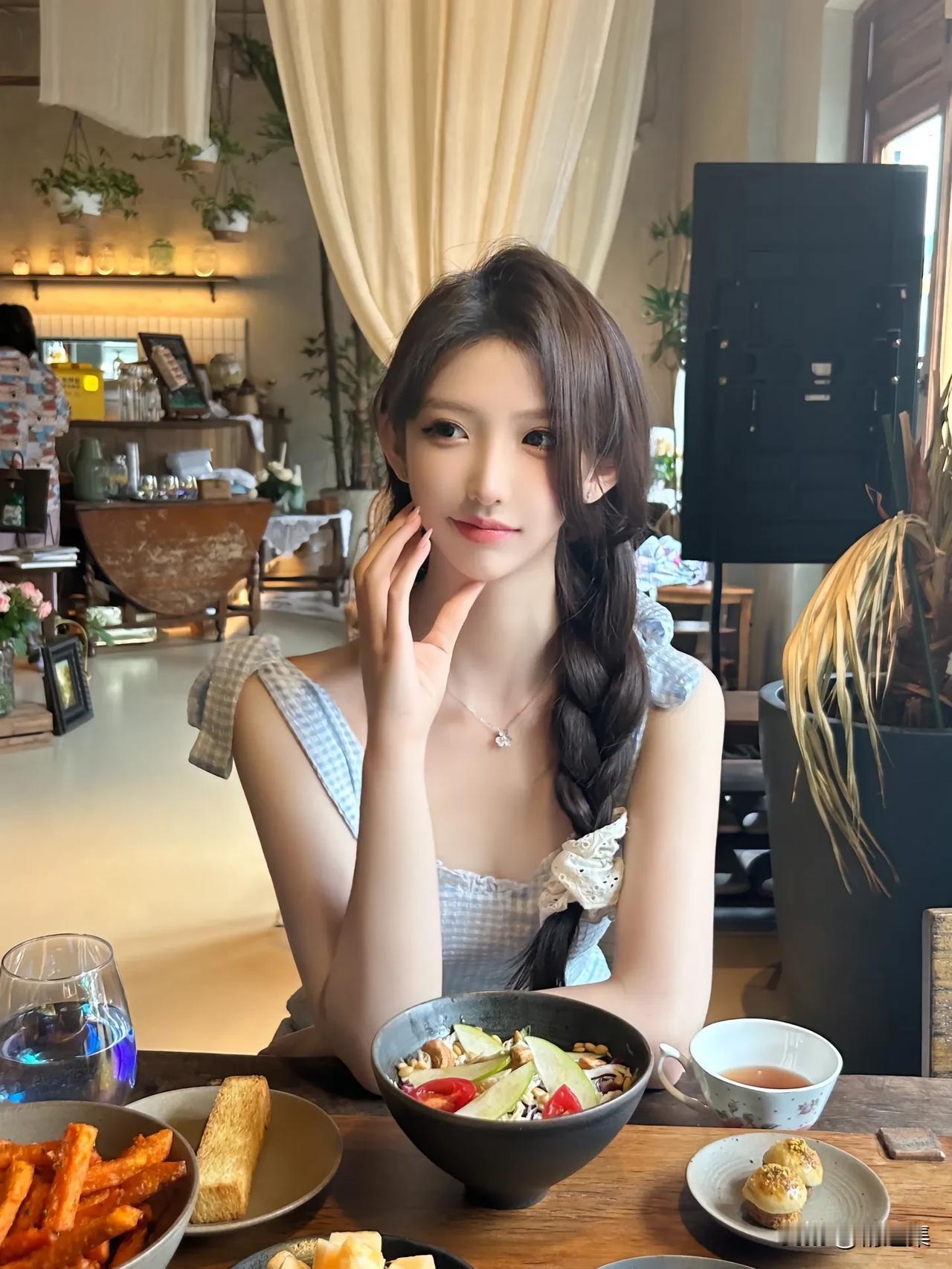 在咖啡馆里享受美食。