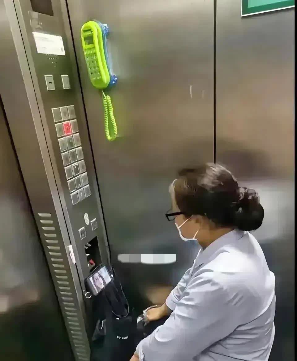 广东，一名男子去医院看望朋友，在乘坐电梯时，发现有一位工作人员专门负责开电梯。男
