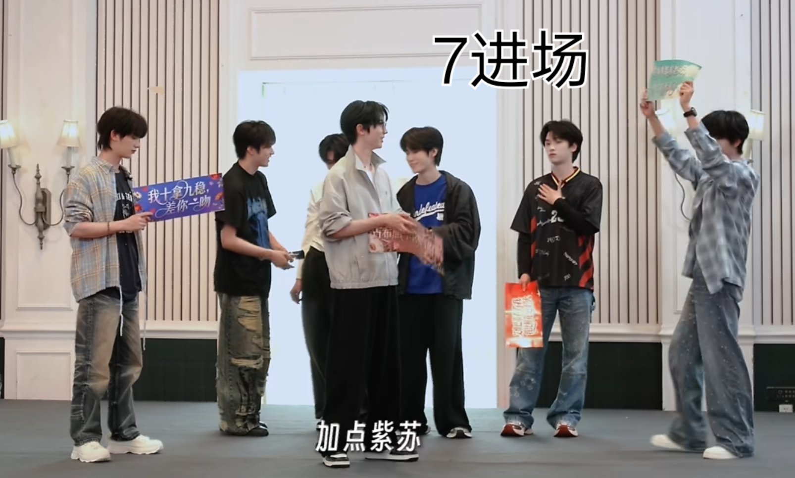 真的不会被骂滚出去谈吗后面队友进场一直在那聊天摸来摸去全员到齐讨论游戏两人又