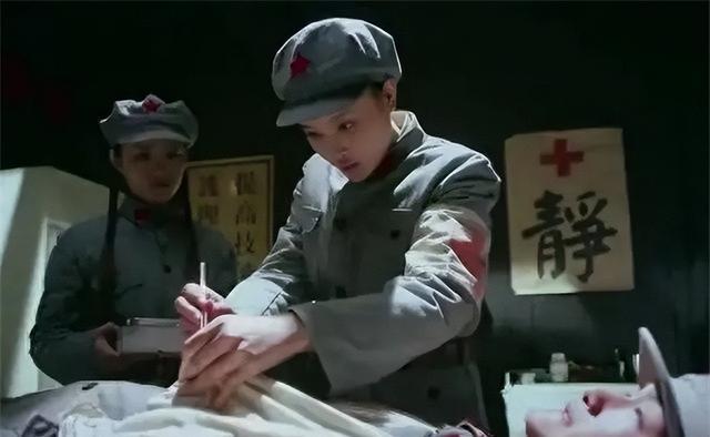 长征途中，红军翻雪山、过草地，饥寒交迫，生死无常。在30名随队长征的女红军中，个