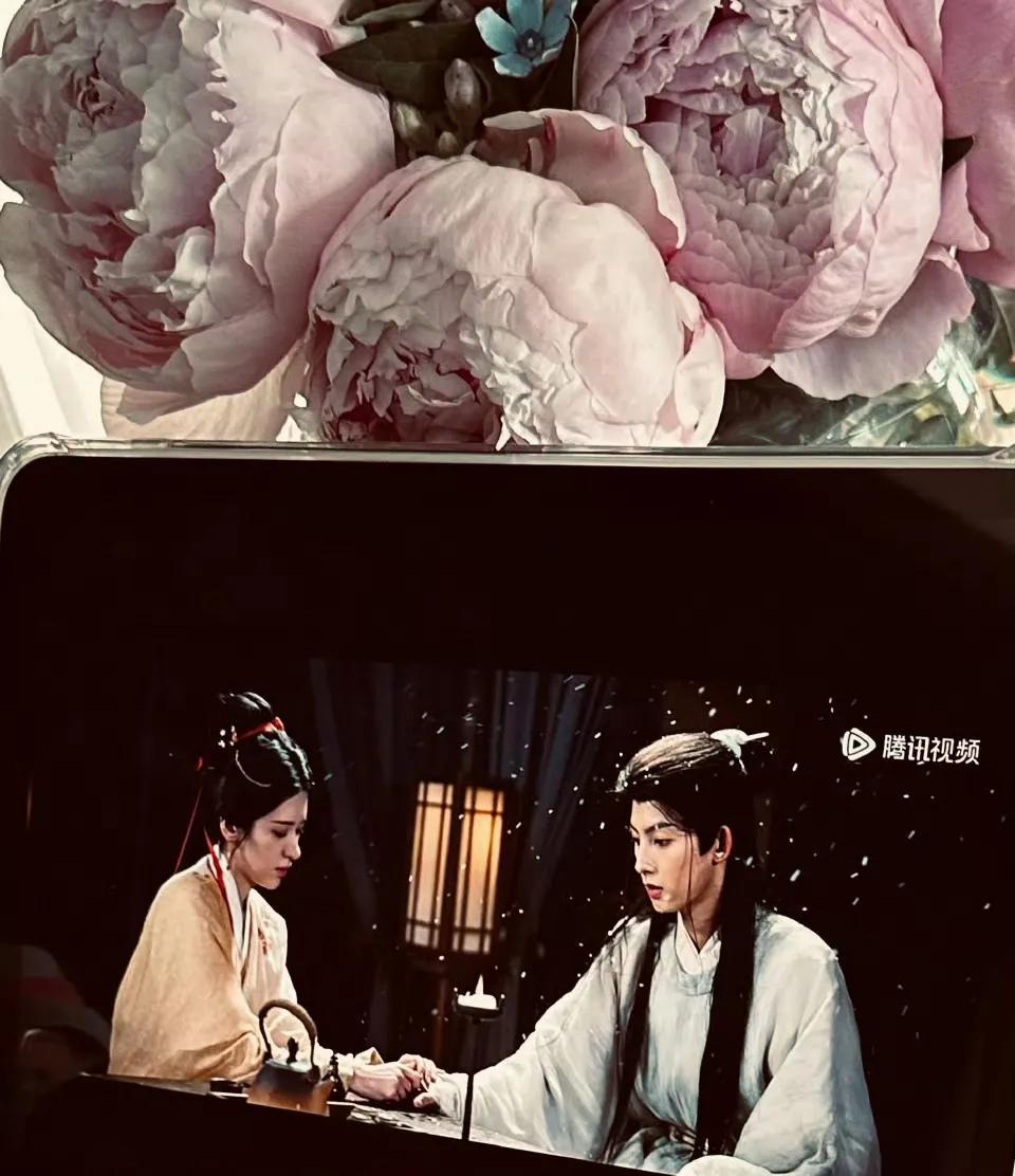 《一梦如初》开播后，我跟着追了几集，居然有点停不下来。赵露思的古装扮相透着股子柔