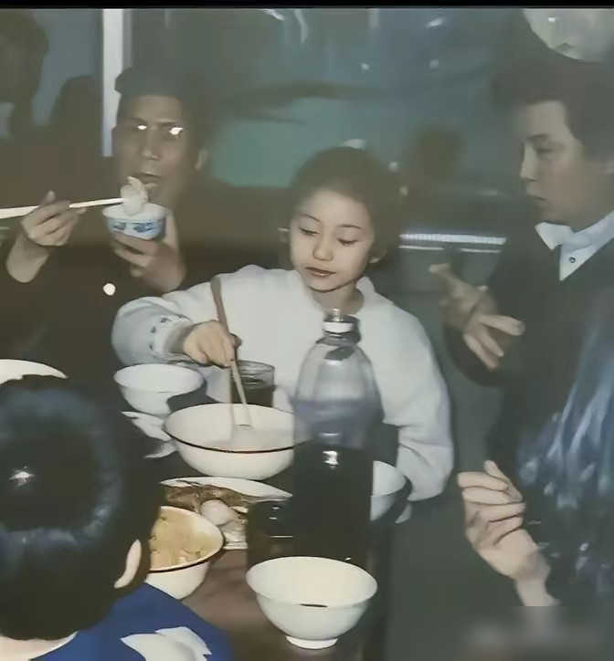 刘诗诗结婚那天，她妈一露面，全场安静了。2016年巴厘岛，吴奇隆砸了50万枝鲜花，6架直升机空运，包