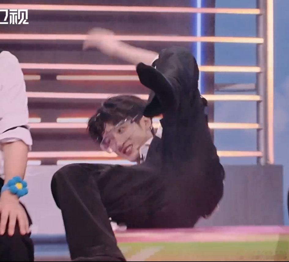 哈哈哈檀健次被喷到四脚朝天，这反应速度，易惊吓实锤了！