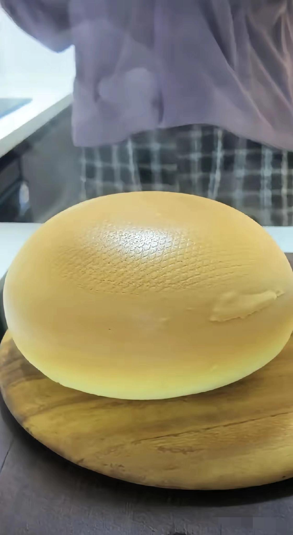 近日江苏，发生了一件让人意想不到的事。一女子在家试着用电饭锅蒸蛋糕，蒸好出锅时女