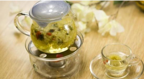 菊花茶久泡变绿咋回事? 喝了会中毒, 别把健康喝没了! 快扔掉!