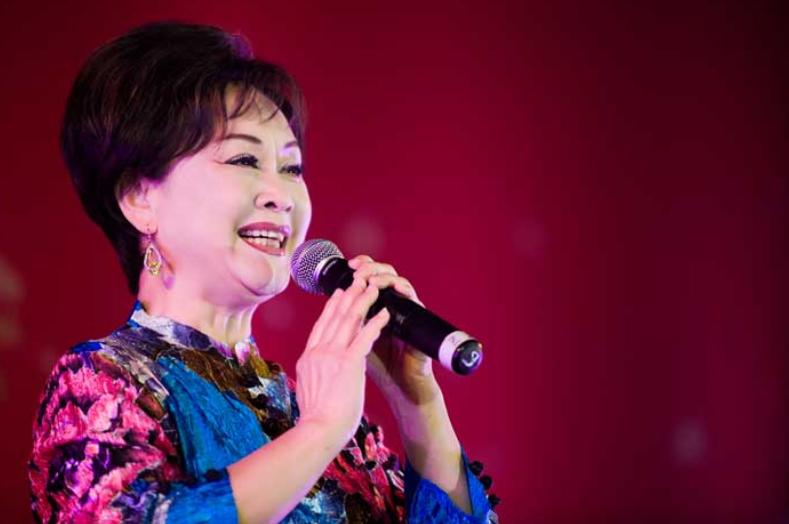 🌞2000年，李谷一举报东方歌舞团团长田某腐败。田某得知被李谷一举报后大肆