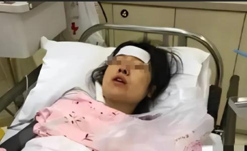 2018年，21岁女大学生不慎被毒蛇咬伤，送往医院抢救时，情况相当不乐观，趁