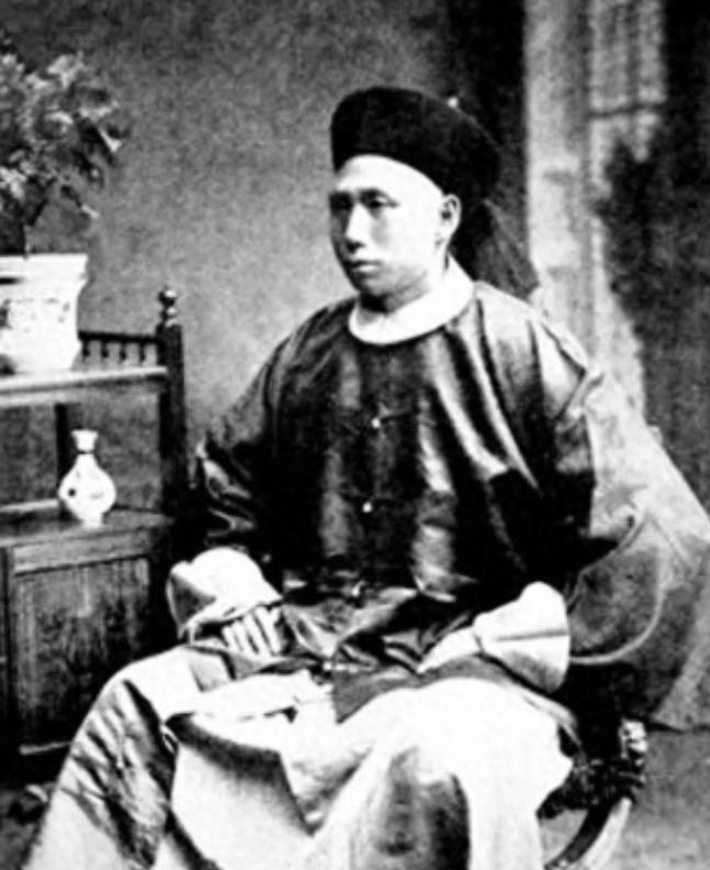 1960年，一名生产队长带着村民们炸开了丁汝昌的墓地，墓地里有一黑一红两个棺材，