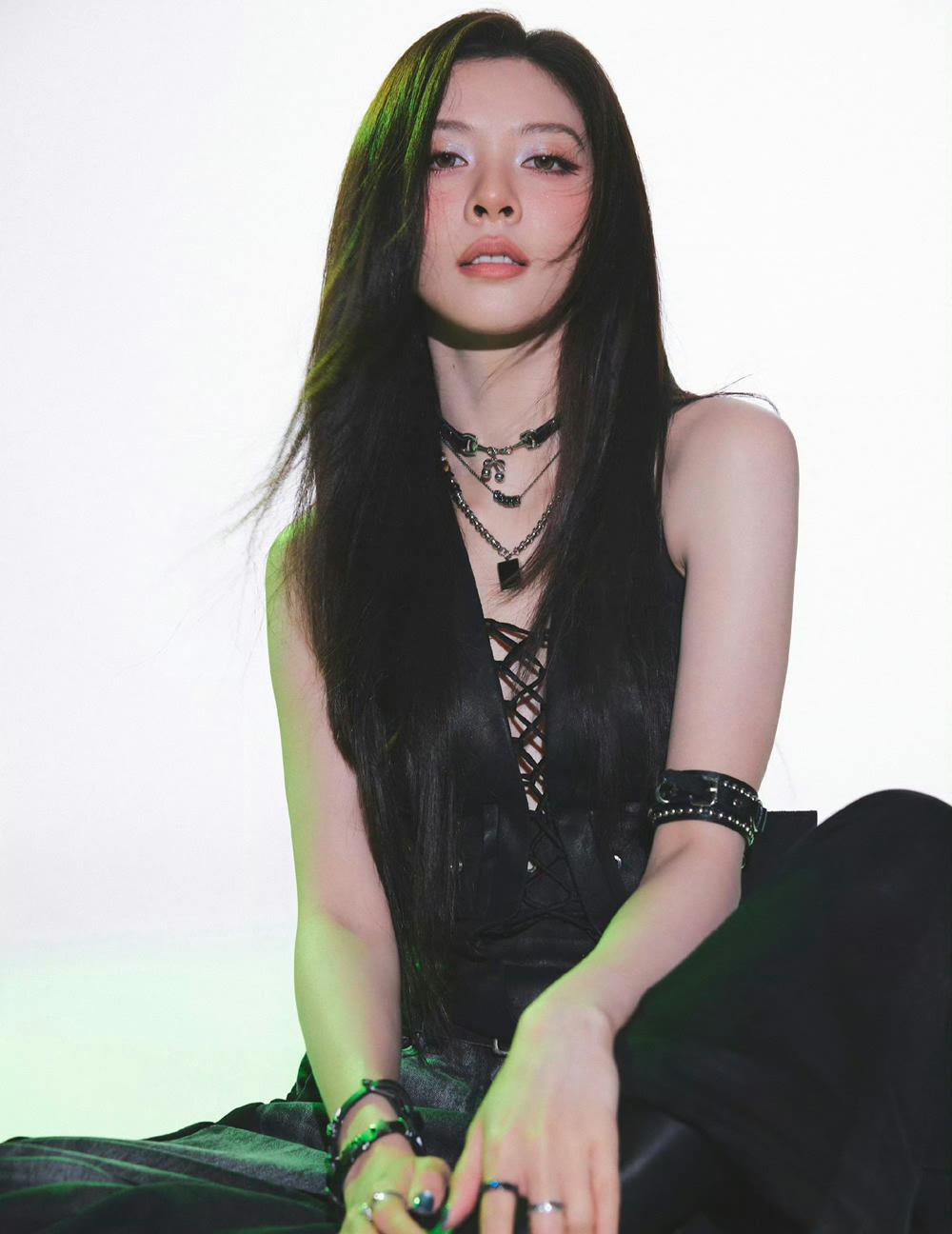 宋妍霏在青春芒果夜的黑长直配全黑造型，一亮相就有“顶级魅魔”那味儿了。