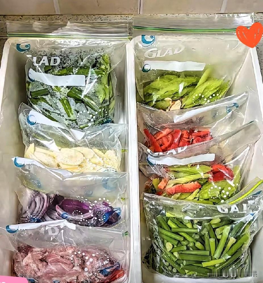 今天去儿子家吃午饭，一打开冰箱我直接看呆了！本以为上班族小两口的冰箱乱糟糟，全是