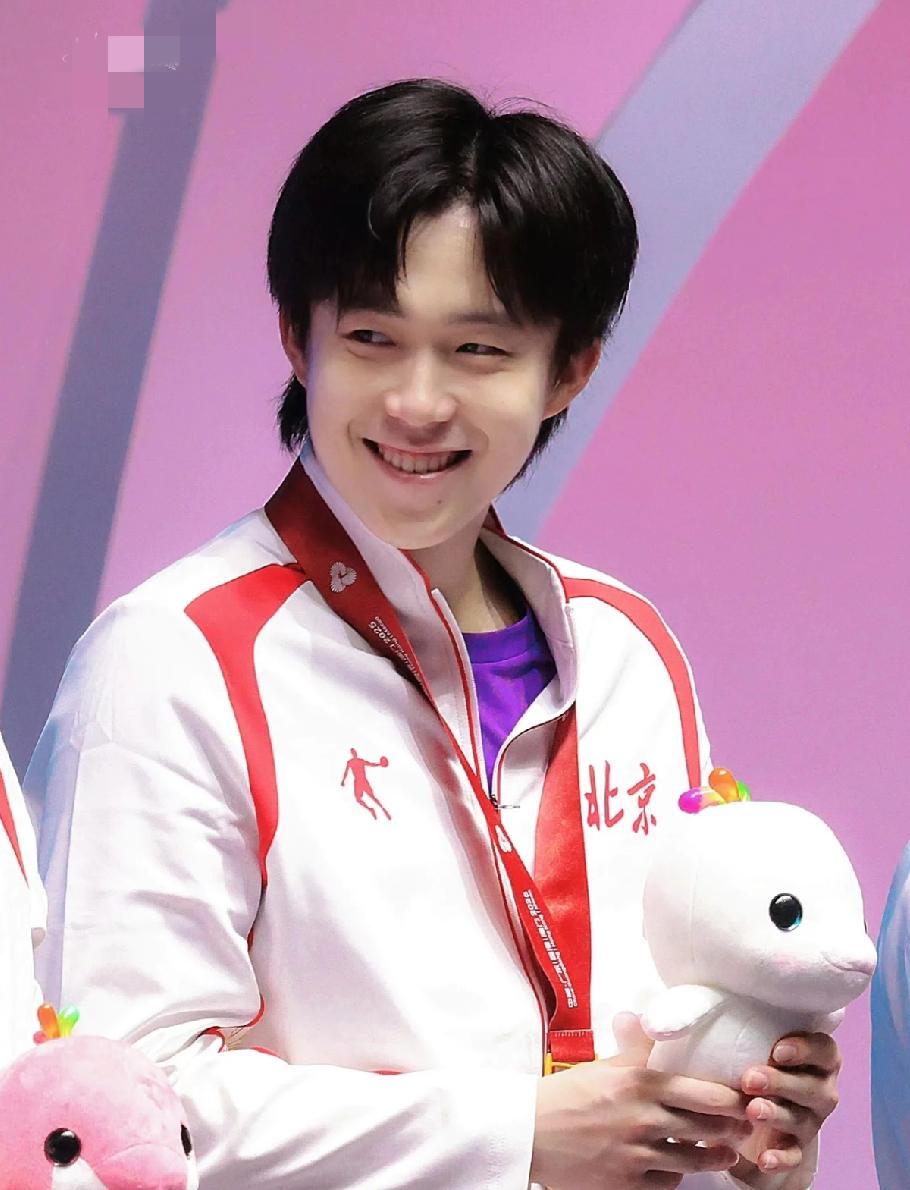 就是这个热血的笨蛋，他输了单打都很淡定，但输了团体难受的用头狠狠地磕桌子。