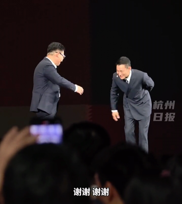 杨幂见了余承东弯腰鞠躬，刘德华见了余承东也是弯腰鞠躬，只有刘亦菲见了余承东伸手比