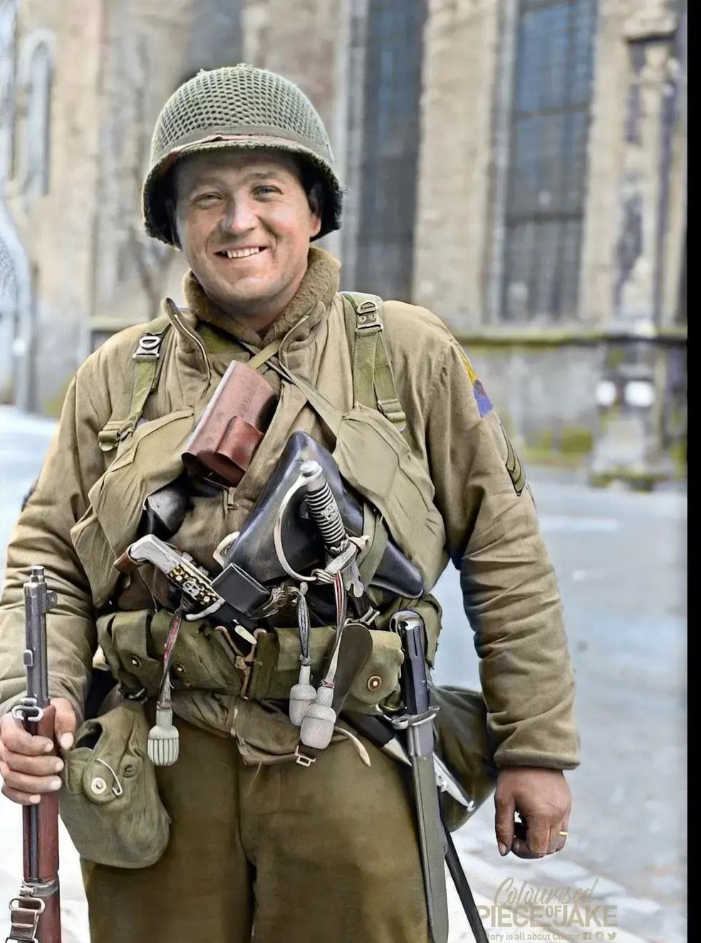 1945年4月，德国齐格菲防线附近的一座城市，第二装甲师的一名士兵手持一些战利品