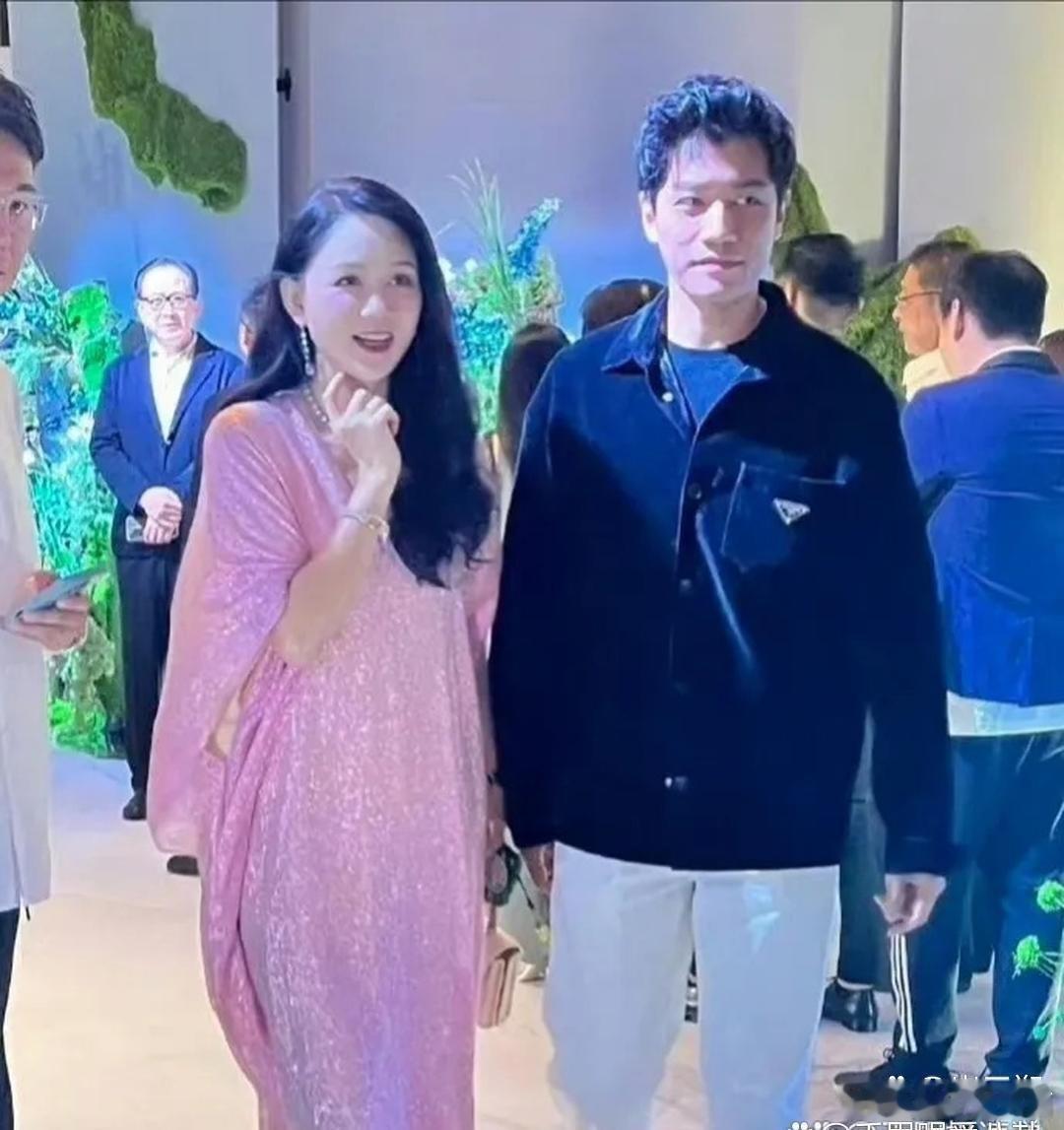 陈乔恩‏‎和老公‍‎⁠一‏起出席萧⁠‌敬‏‌腾‎﻿婚礼，她‍‏穿⁠‌‎了条粉‌色长裙‌﻿⁠，状‍‌态
