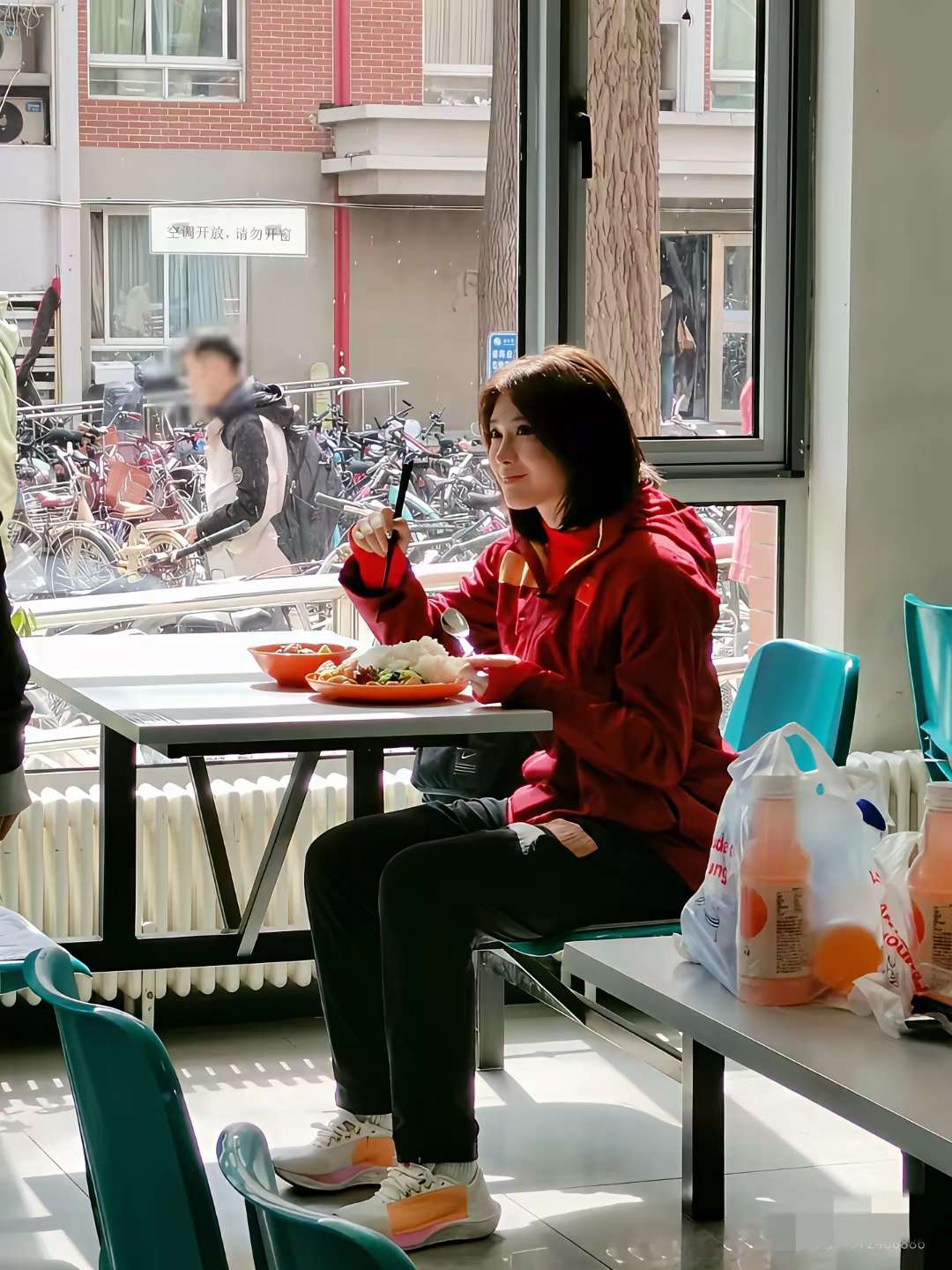 吴艳妮这饭量挺稀罕人啊～我只能吃一半