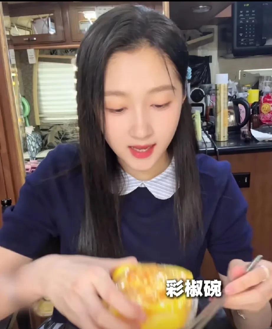 关晓彤晒午饭夏日健康餐，竟然用彩椒碗吃饭！7月3日中午，关晓彤在社交媒体发文，
