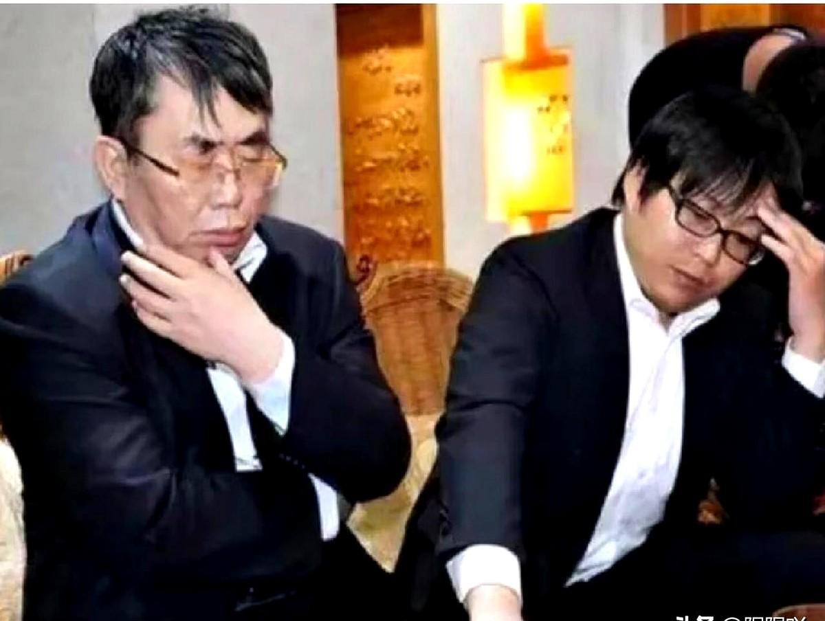 聂卫平葬礼，长子孔令文突然侧身，把捧遗像的C位，让给了继母。全场寂静，没人看懂这