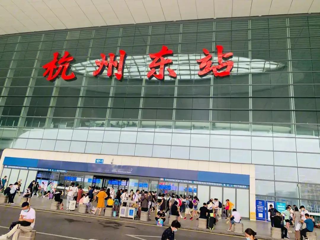 亲家母对儿媳说：‘’你上班，我坐地铁到杭州东不需要你送。‘’儿媳说