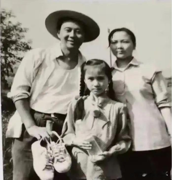 李念也是女大十八变，她小时候和现在长得不太像。她女儿还是像她的，不过是像小时候的