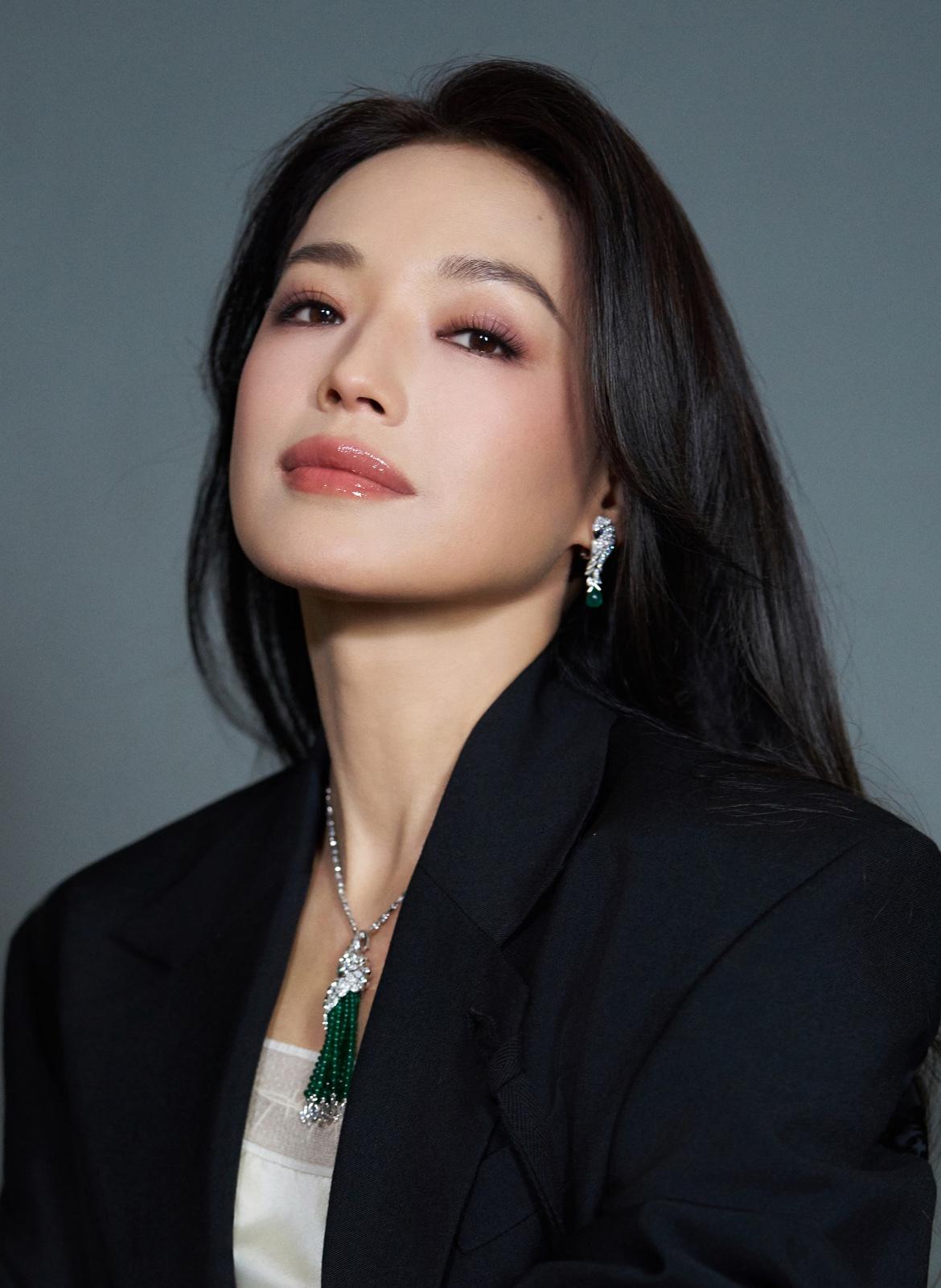 舒淇50大几仍旧明媚性感，网友夸她会保养，却不知道她给你看到的那一次妆容，价值十