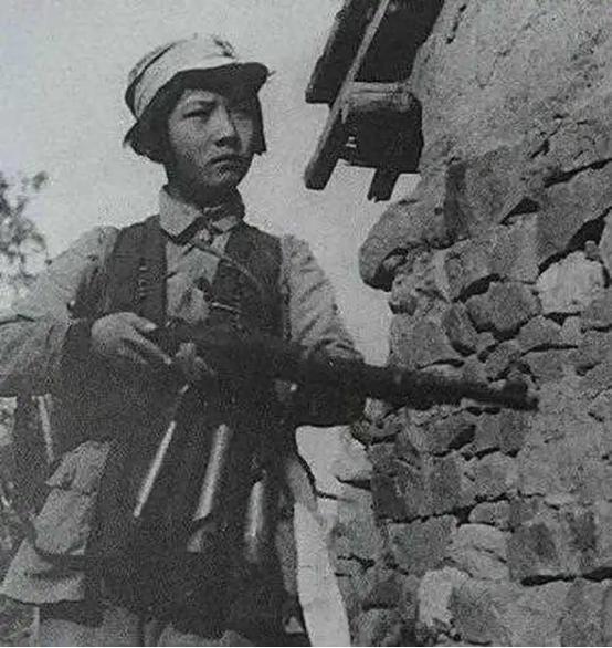 1941年，女侦察员王金英夜里洗澡时，窗外闪过一个身影。她心头一紧，暗叹一声：“