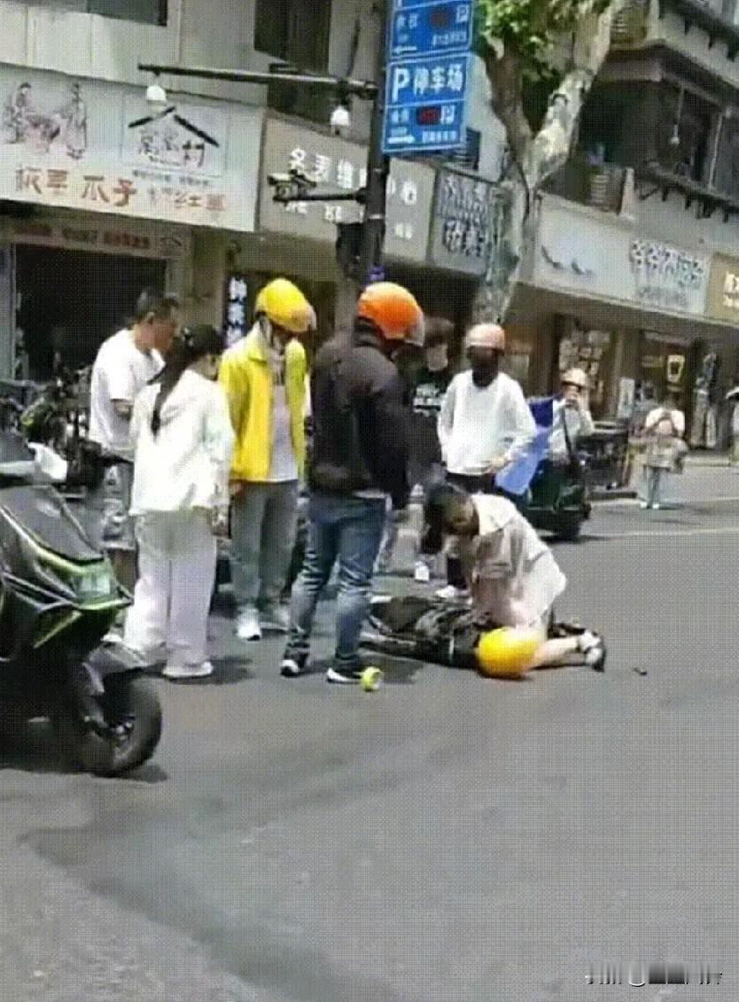 又是杭州护士救人！！！杭州一名外卖小哥，街头突然倒地，心脏骤停，颈动脉已经全无
