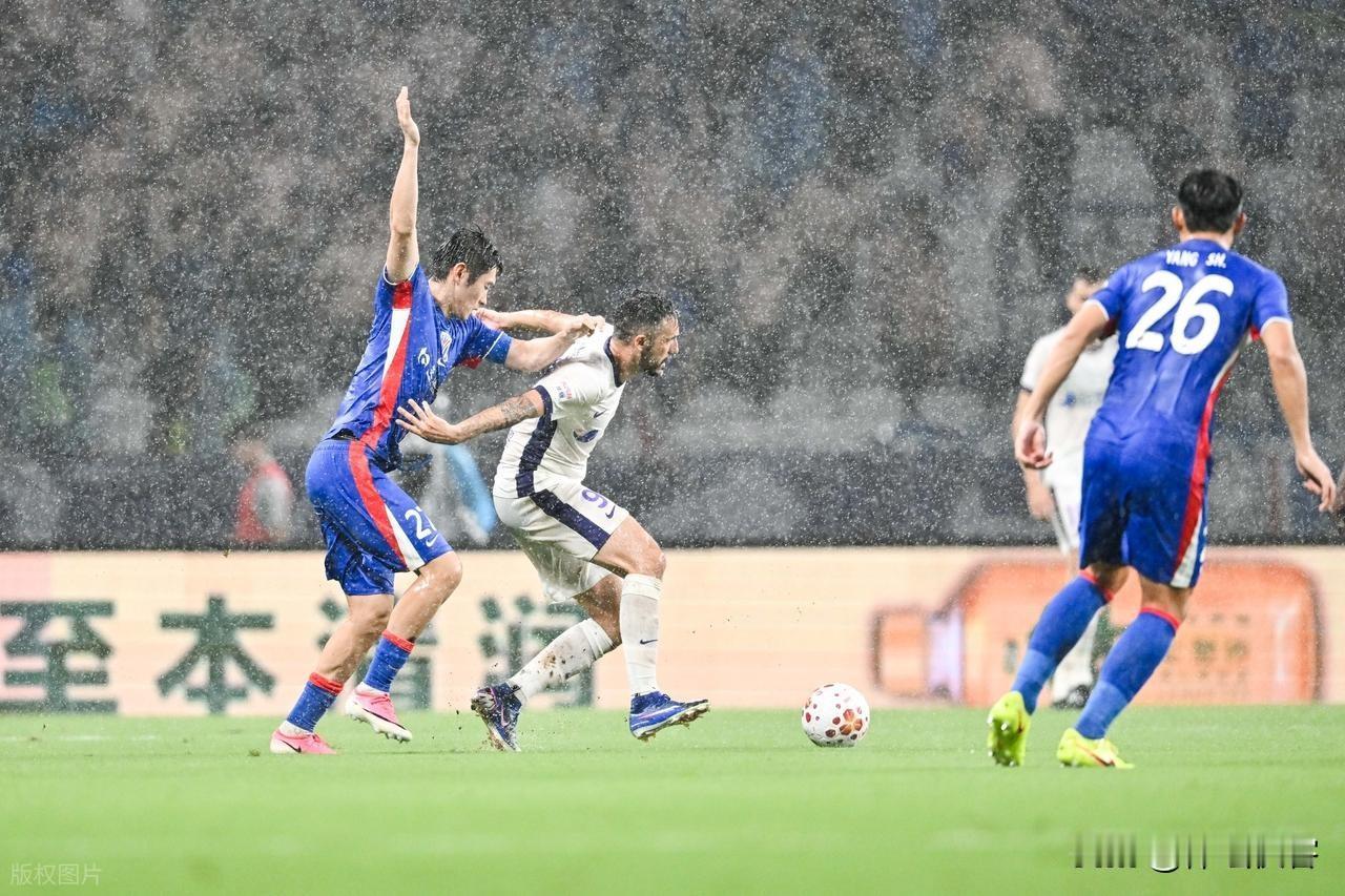 比赛因大雨暂停，哈达斯、基莱斯建功天津津门虎2-0上海申花产生五大意想不到