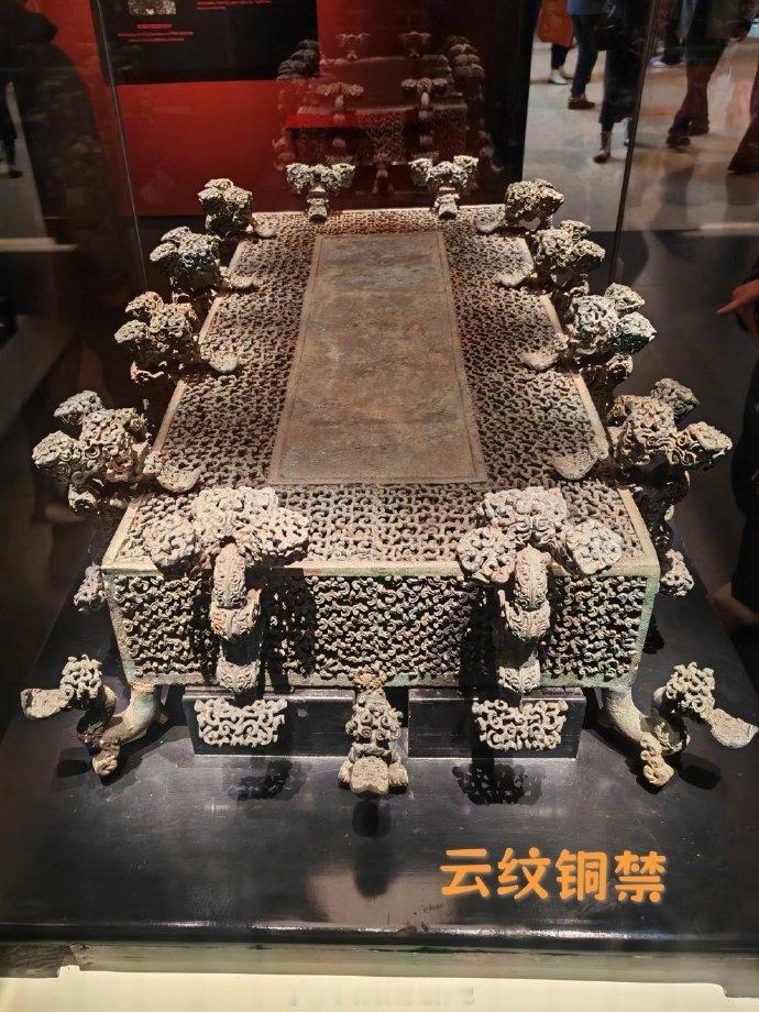 1978年南阳淅川下寺楚墓出土的云纹铜禁，是首批禁止出境展出的国宝。它用失蜡法铸