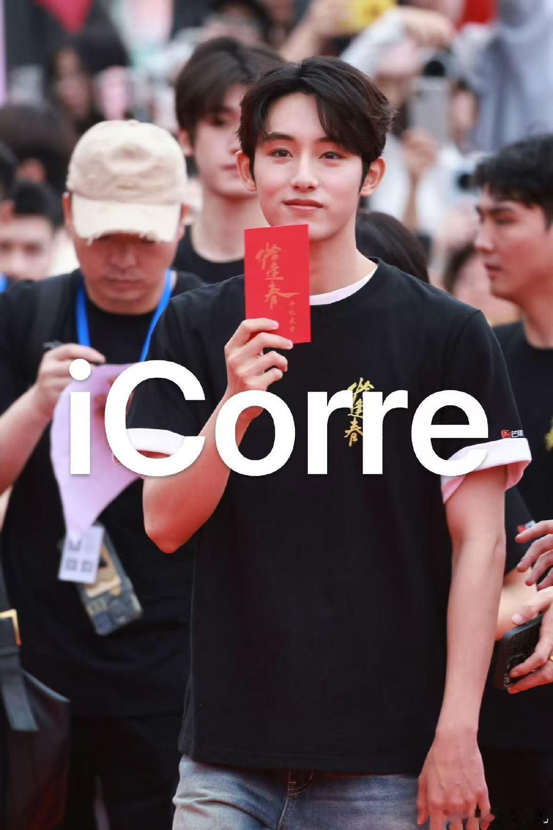 邓恩熙董思成新剧开机照邓恩熙董思成恰逢春官宣开机邓恩熙董思成新剧开机照