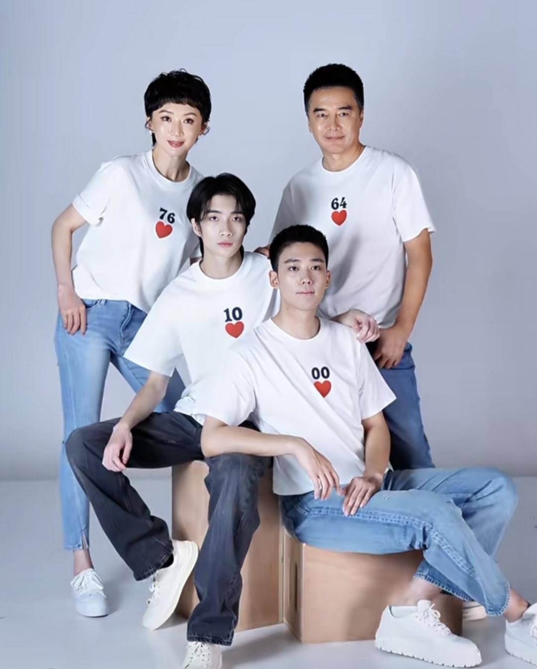 许亚军与两个儿子及现任老婆张澍一起拍全家福，16岁的小儿子团团与25岁的大儿子