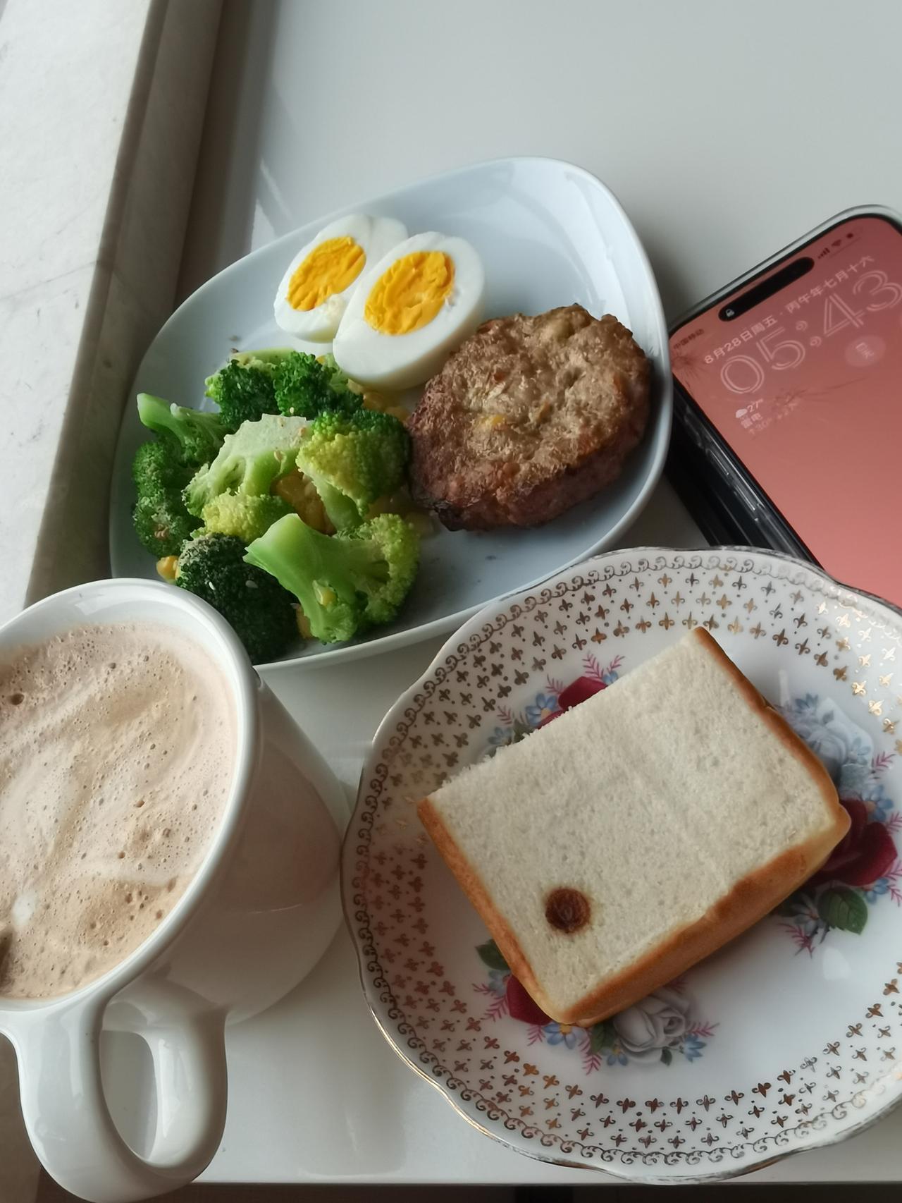 5:45，早餐准时开吃。自制牛肉饼，西兰花玉米粒，鸡蛋咖啡配面包。爱自己，从