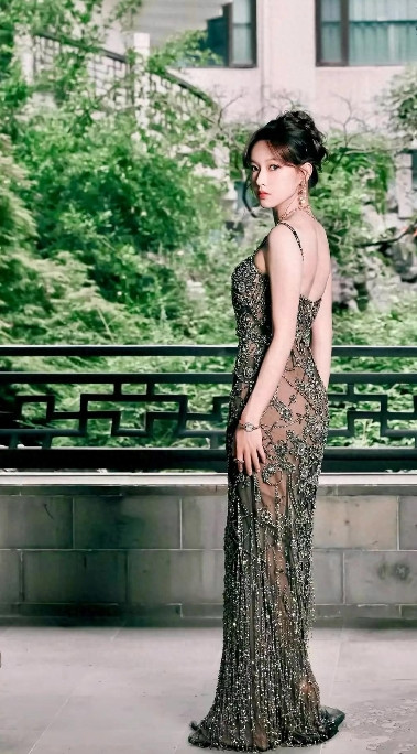 行走的内衣模特！程潇的细腰翘臀与蕾丝透视吊带裙的完美融合