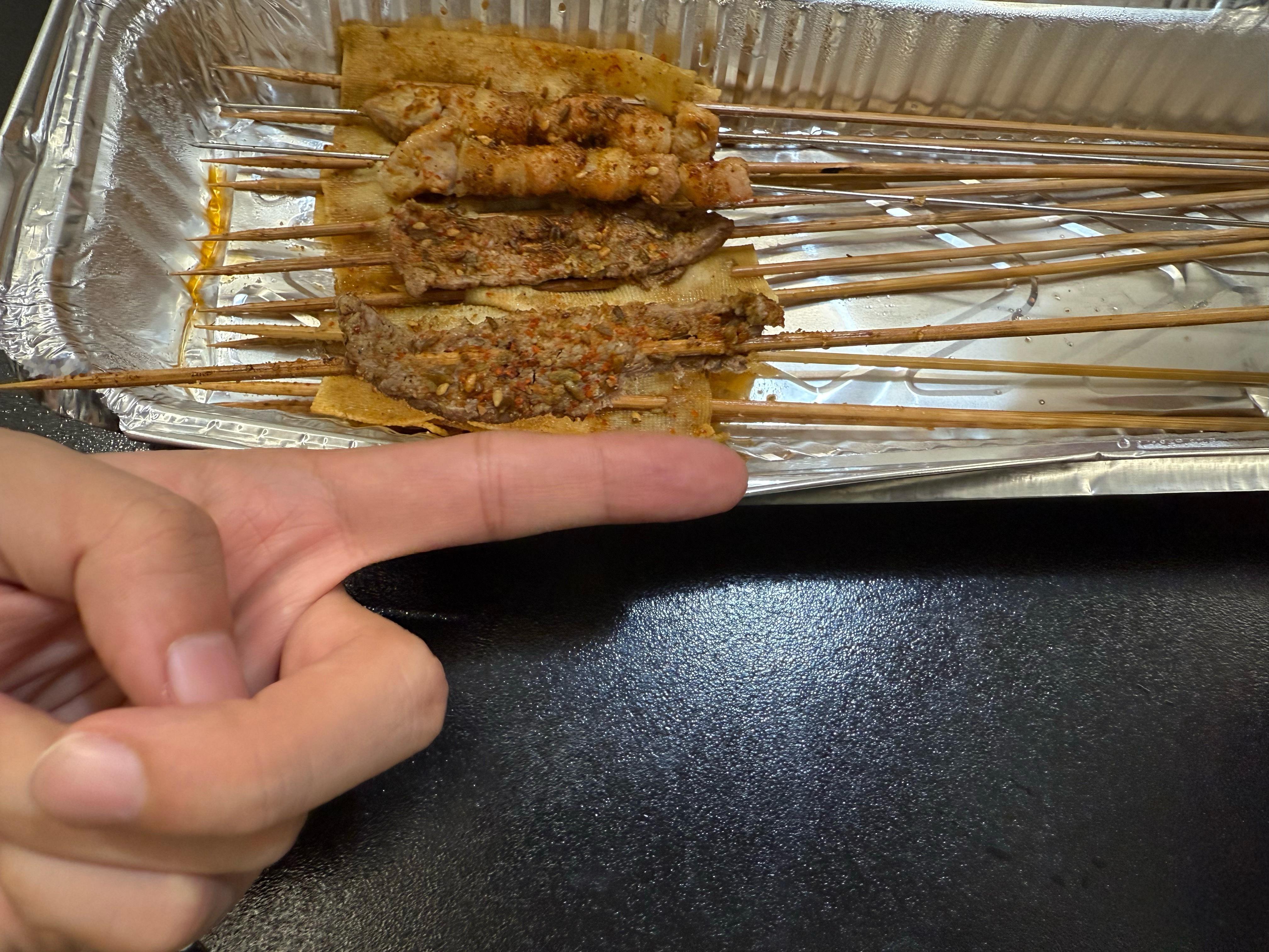 好不容易回家，吃个烧烤结果外卖过来的串，都没我手指长太气了，已经气饱了😡​