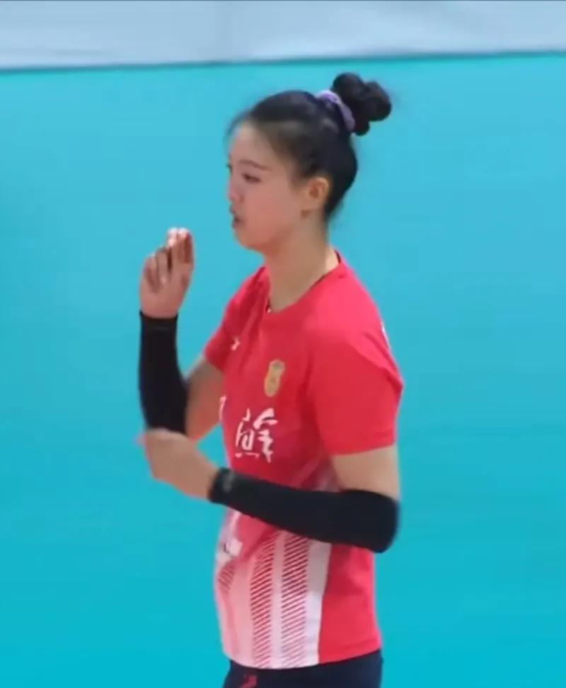 女排锦标赛，目前江苏女排大比分2：1领先福建女排，江苏女排在张常宁的带领下，