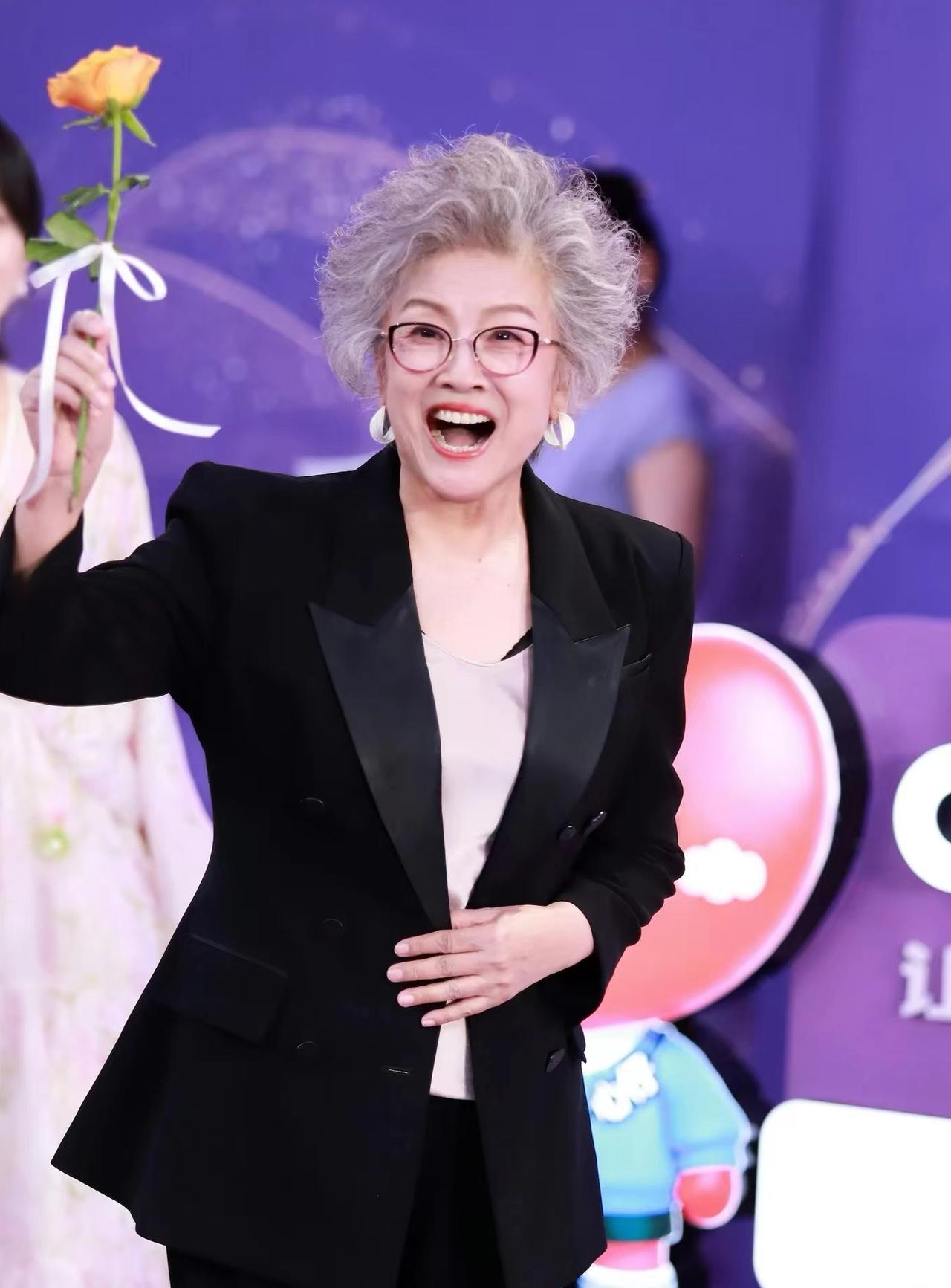 发现了没宋春丽有个很明显的特点倒不是因为她变老了，而是她明明都75岁了，居然