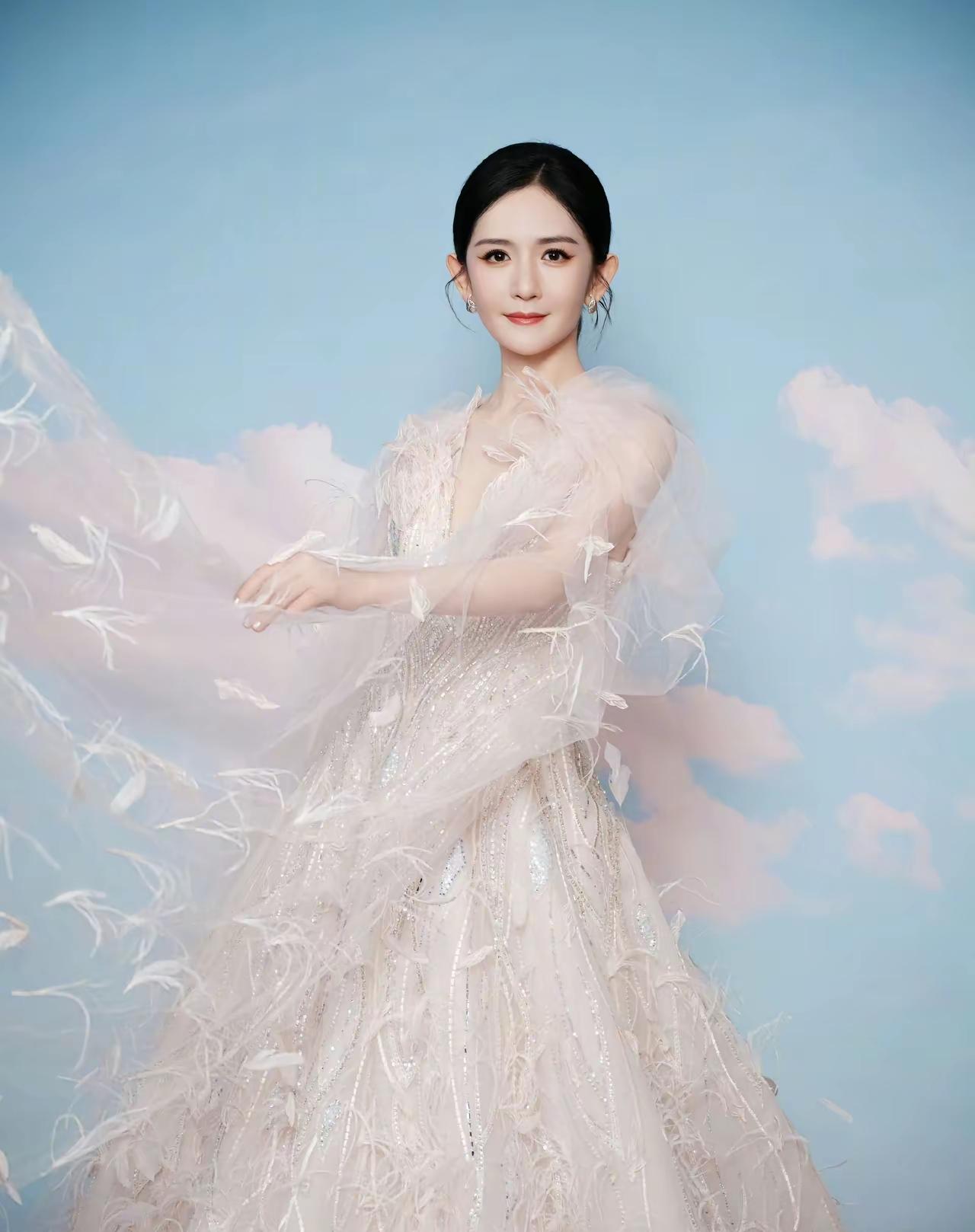 央视鸿蒙星光盛典这波主持阵容，看完真的想唠两句实在的——谢娜今晚选的礼服是