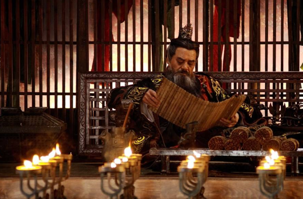 公元前513年，吴王阖闾砍下了要离的右臂，又把要离的妻子和儿子杀害后，扔在闹市，