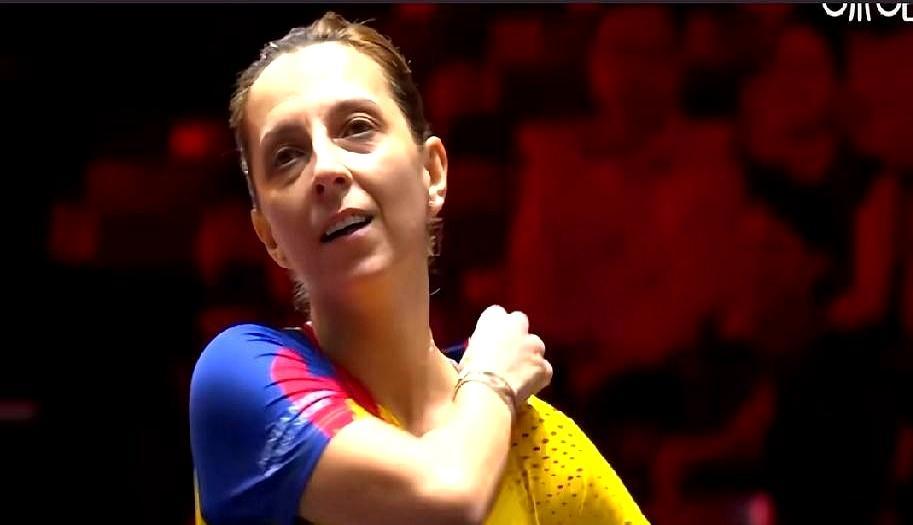 孙颖莎赢球还丢分吃黄牌全场观众却拼命鼓掌第三局裁判直接判萨马拉发球违规，