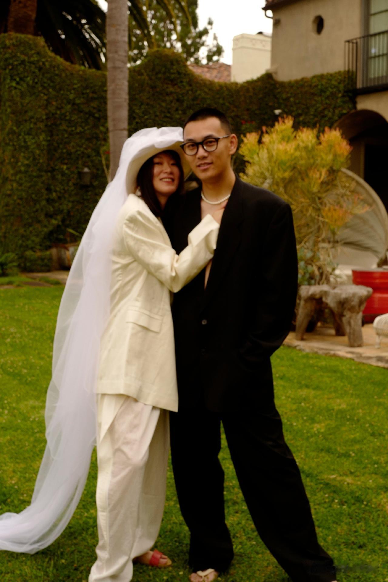 文艺片演员黄璐宣布再婚，丈夫比她小15岁。她拥有两段正式婚姻。2012年她与