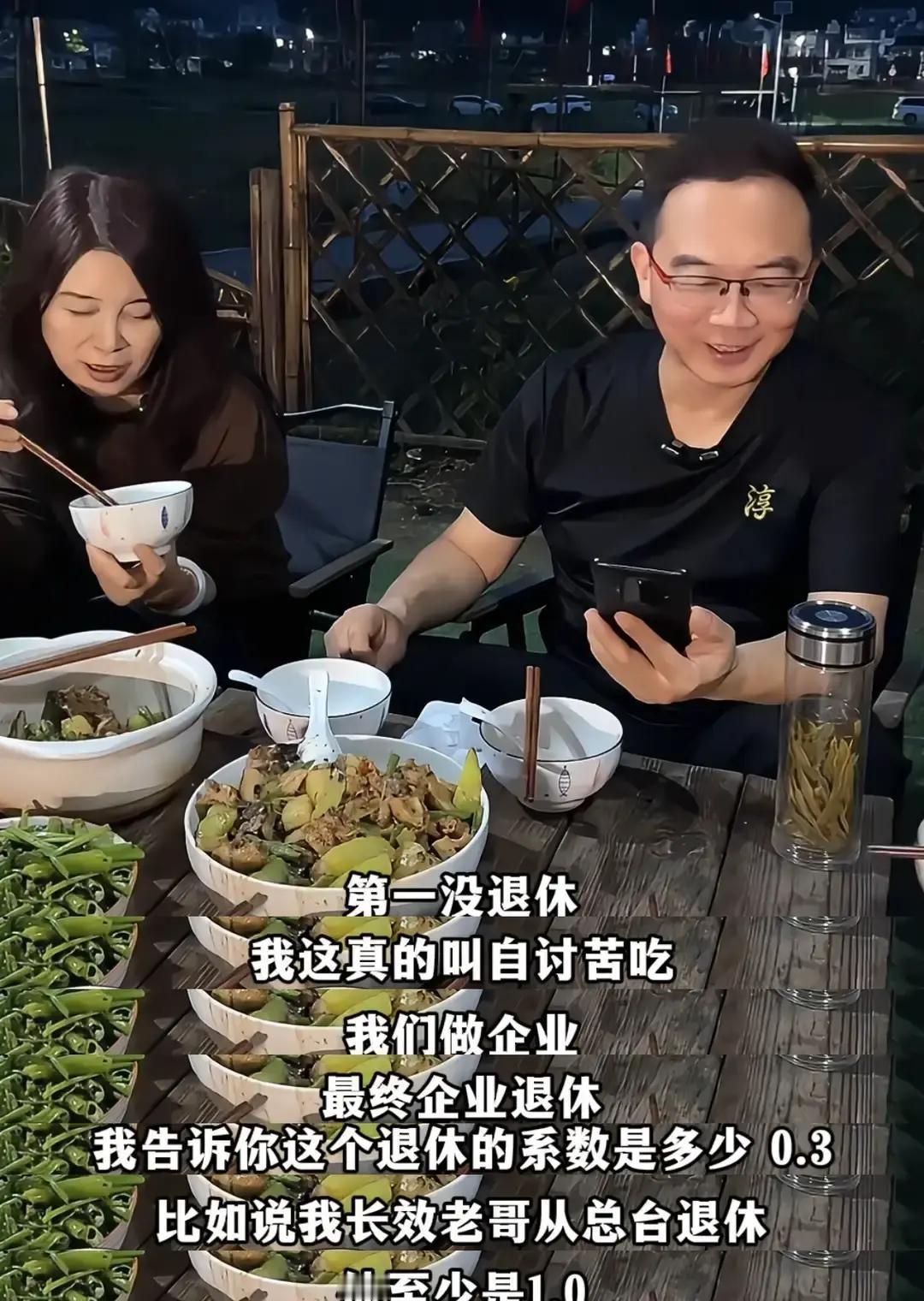 郎永淳，最会接话的人，真不是白来的直播里，网友忽然追问他，央视主持人退休工资是
