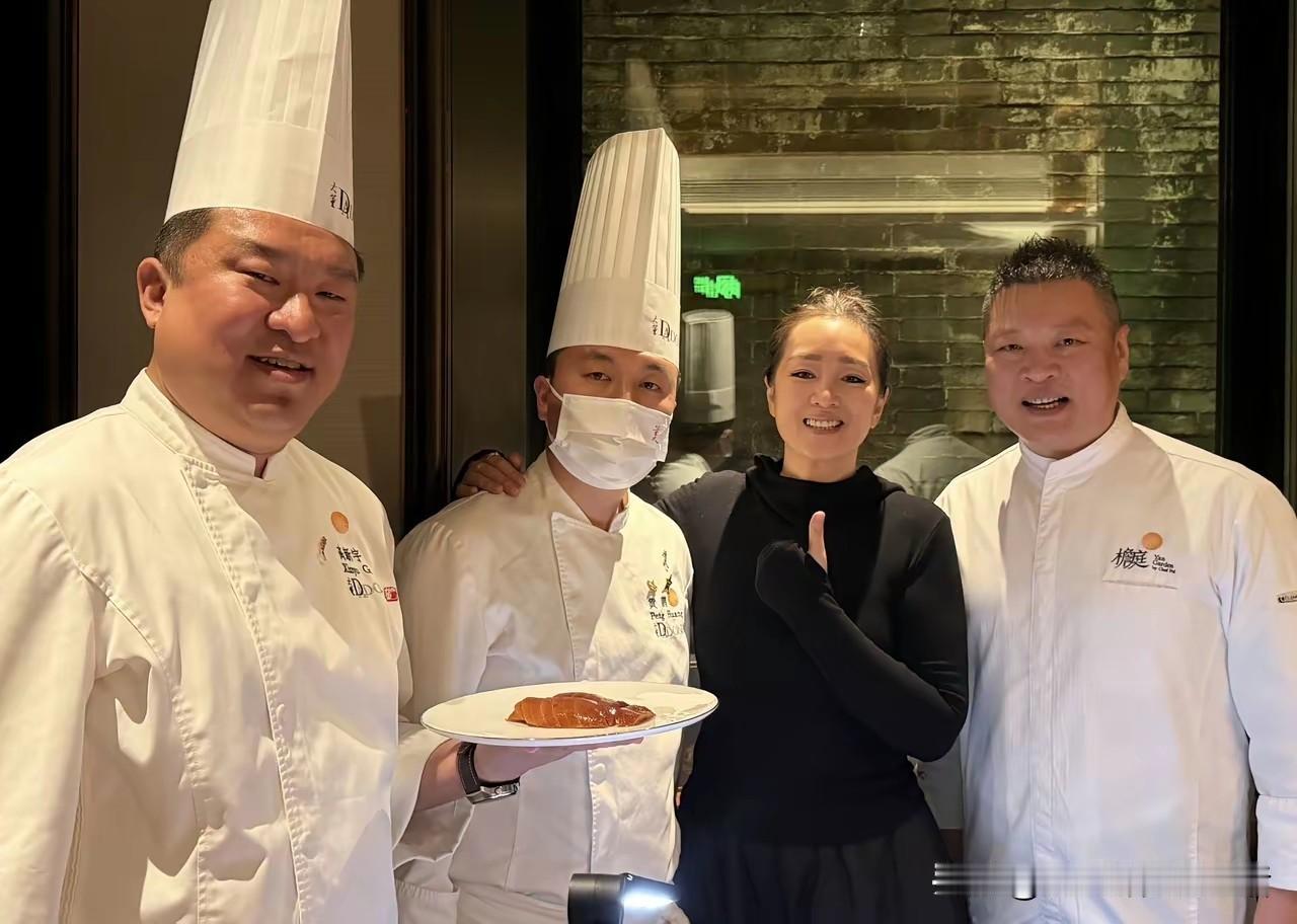 原来这次巩俐也陪着小马哥来中国了，只不过没有像上次那么高调，只是在就餐的饭店里发