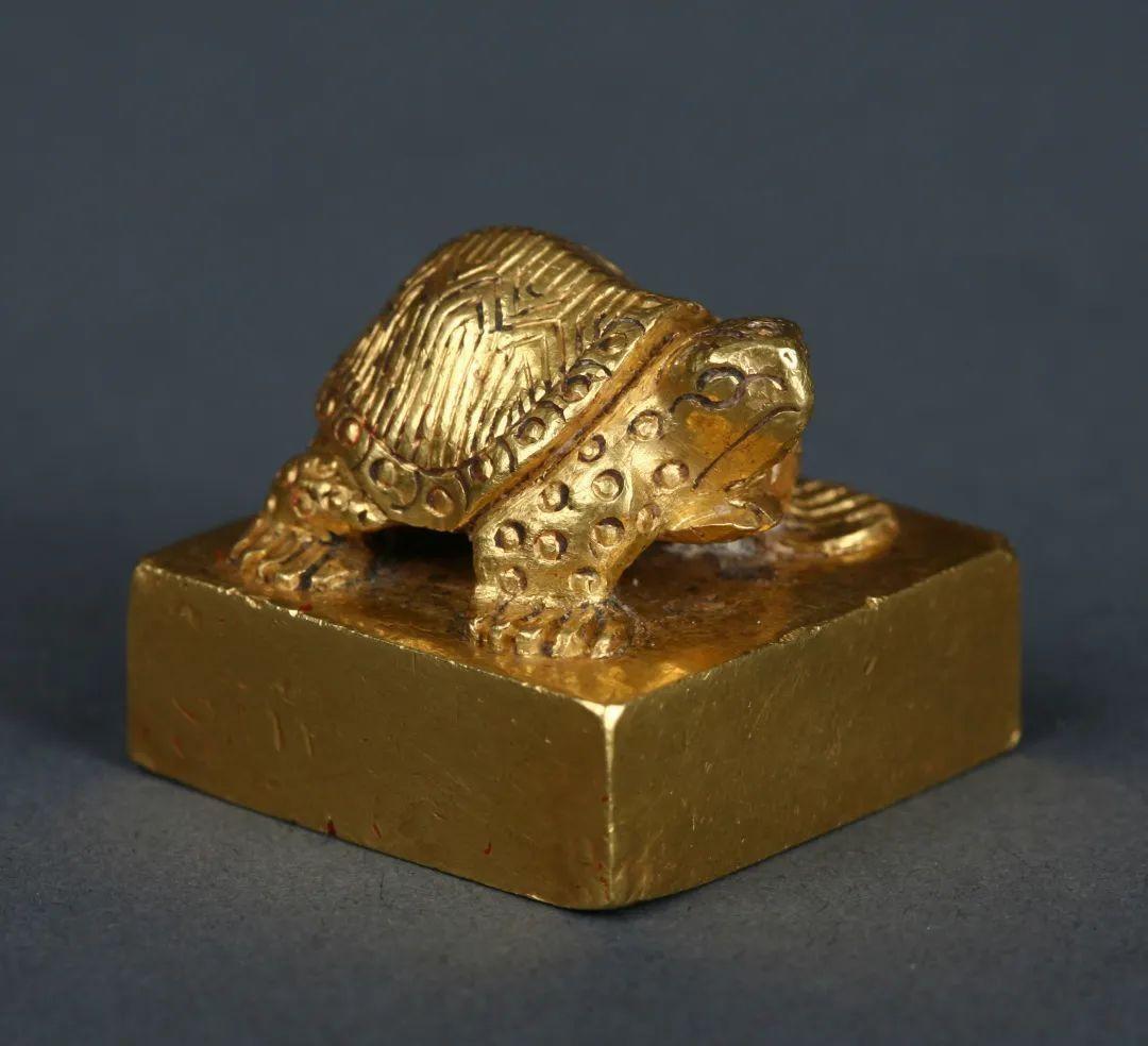 1954年，一位药农在秦岭采药，忽然感觉背面冷风悠悠，原来一只野狼暗中尾随。药农